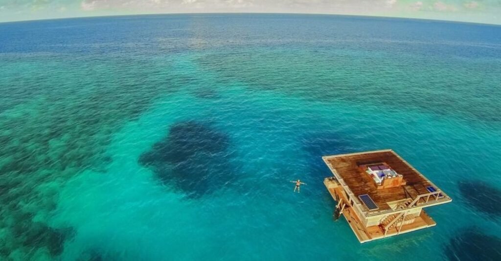 Buntes Korallenriff mit tropischen Fischen beim Tauchen auf Pemba Island Tansania